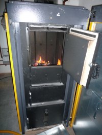 Im Holzvergaserkessel brennt schon das Feuer