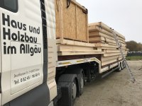 Hier rollt das Holzhaus an. 