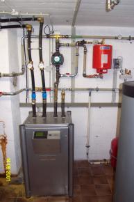 Verrohrung inkl. Heizwasserelysator zum Korrosionschutz, da im Fußbodenheizungsbestand alte, nicht sauerstoffdichte Kunststoffleitungen installiert sind.