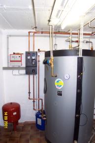 Warmwasserspeicher mit 600 ltr. Inhalt und Aufheizmöglichkeit durch Wärmepumpe und Solaranlage
