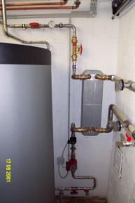 Da eine Wärmepumpe eine sehr hohe Leistung schlagartig bereitstellt, muss die Wasseraufheizung mittels eines Hochleistungs-Plattenwärmetauscher erfolgen