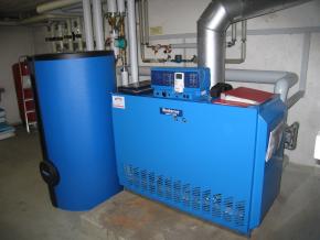 Neuer Buderus athmosphärischer Niedertemperaturkessel mit 400 ltr. Warmwasserbereiter.