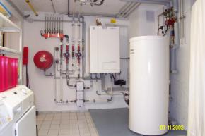 Brennwertkessel mit Warmwasserbereiter mit hydraulischer Weiche für 2 Heizkreise .