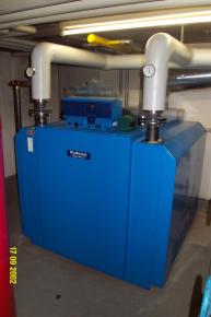 Kesselaustausch mit 230 KW athmosphärischen Gaskessel aufgrund schlechter Abgaswerte der Altanlage in einem größeren Mehrfamilienhaus. Warmwasserbereiter, Verteiler mit Pumpen wurden wieder verwendet.