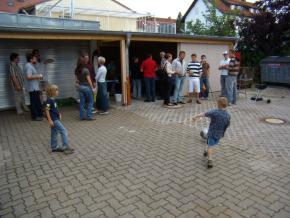 Der Nachwuchs beim Fussballspielen.