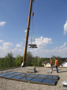 Kollektoren schweben aufs Dach und werden entgegengeommen