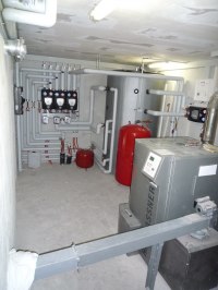 35 KW Pelletskessel, 1500 ltr. Pufferspeicher, 18 m² Kollektoren.