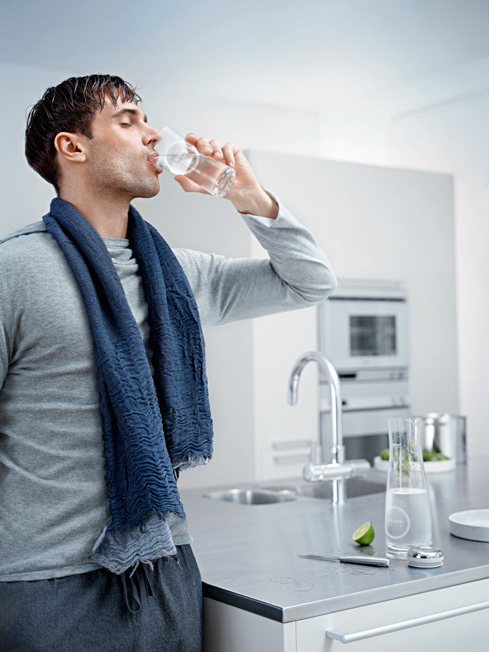 grohe - mann trinkt Wasser