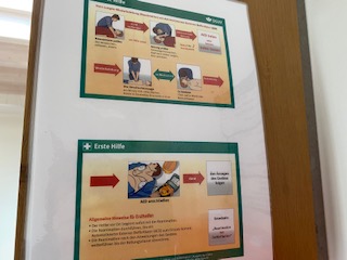 Erste Hilfe Maßnahmen auf einem Infoplakat.