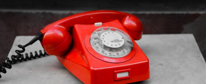 Telefonansage mit Weiterleitung - rotes Telefon Pfab