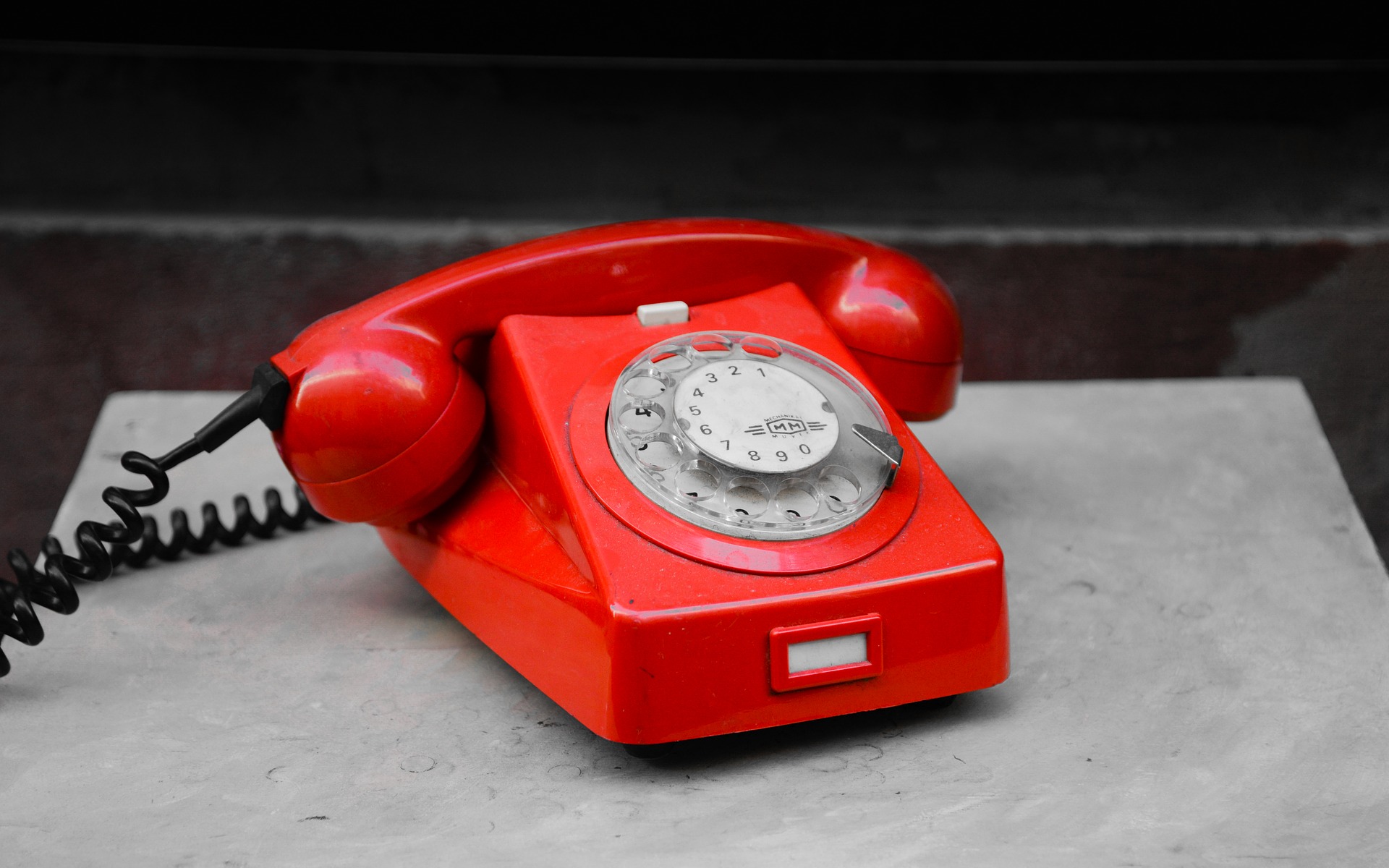Telefonansage mit Weiterleitung - rotes Telefon Pfab